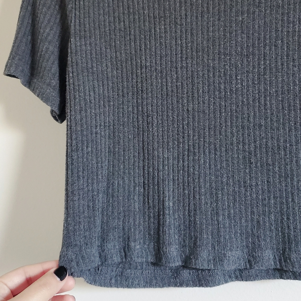 Brandy Melville ribbed crop top - Picture 2 of 4